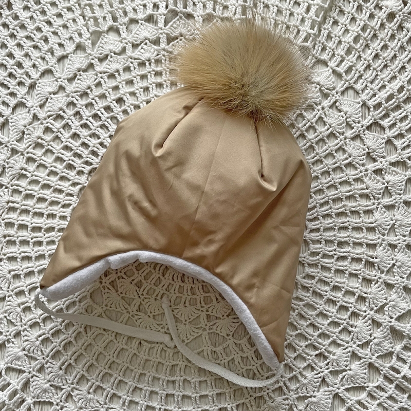 Купить шапочка с помпоном из лисьего меха в Новосибирске.