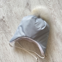 шапочка с помпоном из лисьего меха светло-серый
